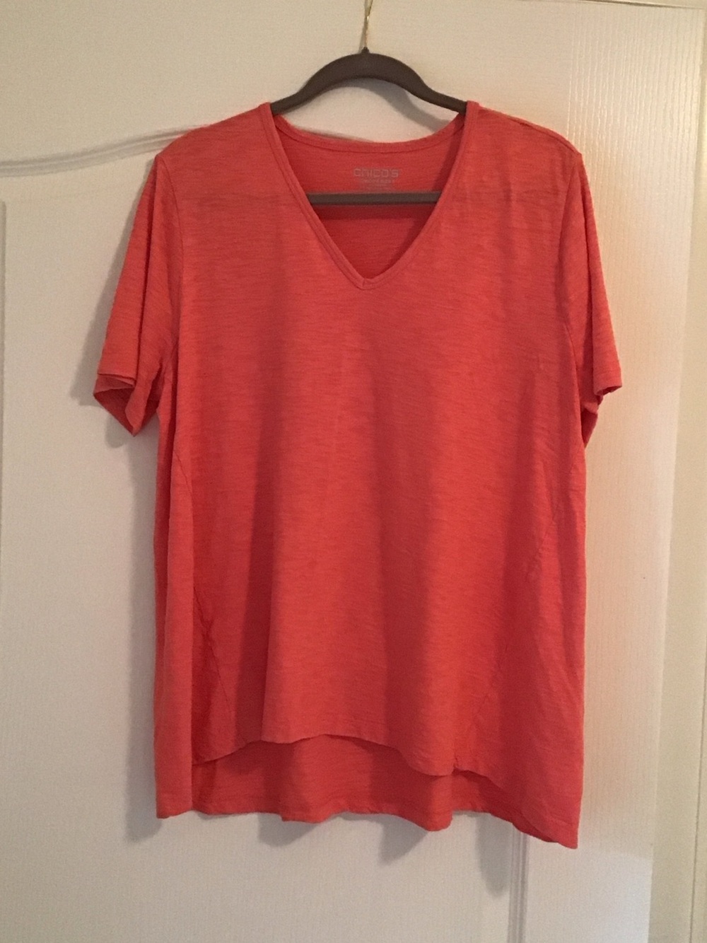 Chico’s Women's seamed Short Sleeve V-Neck High Low Tee in Coral-Orange size xl